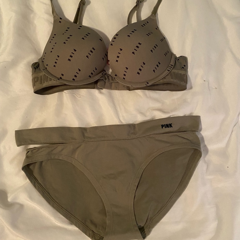 Worn a couple times but was too tight!!! Size small and bra is 32B